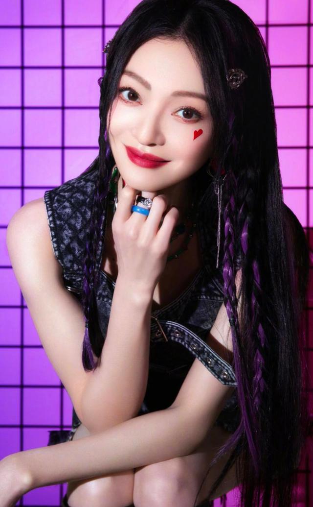 张韶涵,1982年出生于中国台湾,拥有四分之一维吾尔族血统,华语流行乐