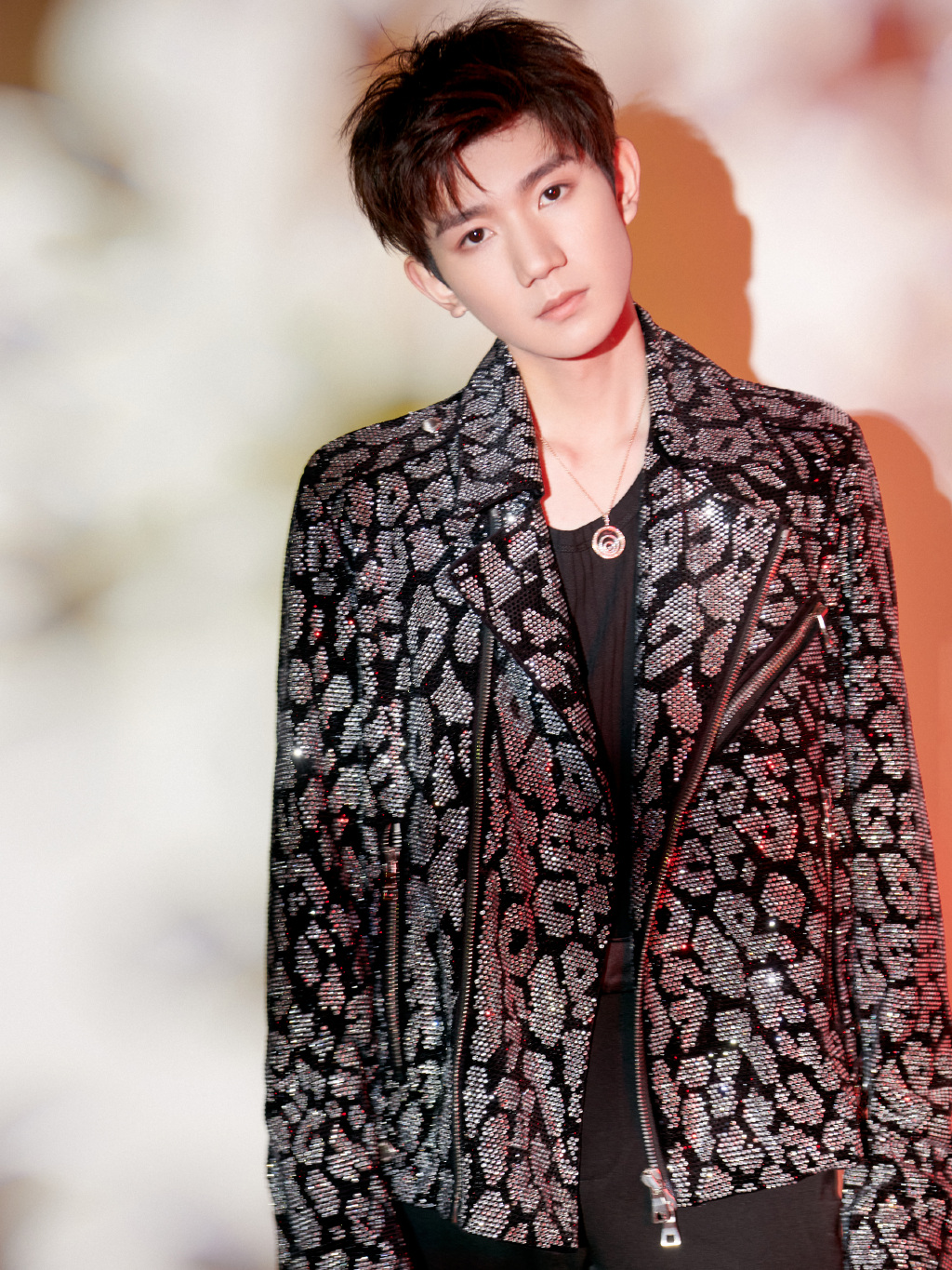 王源水钻豹纹皮衣帅气写真图片