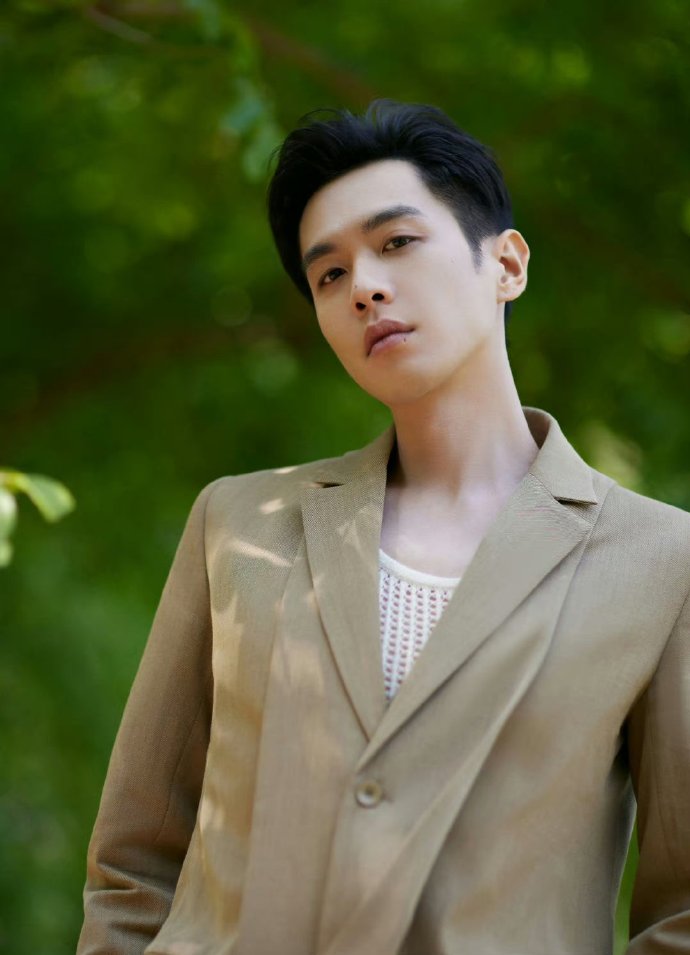 张若昀的手好绝#张若昀写真造型分享,绿色西装优雅帅气,在春风下栽