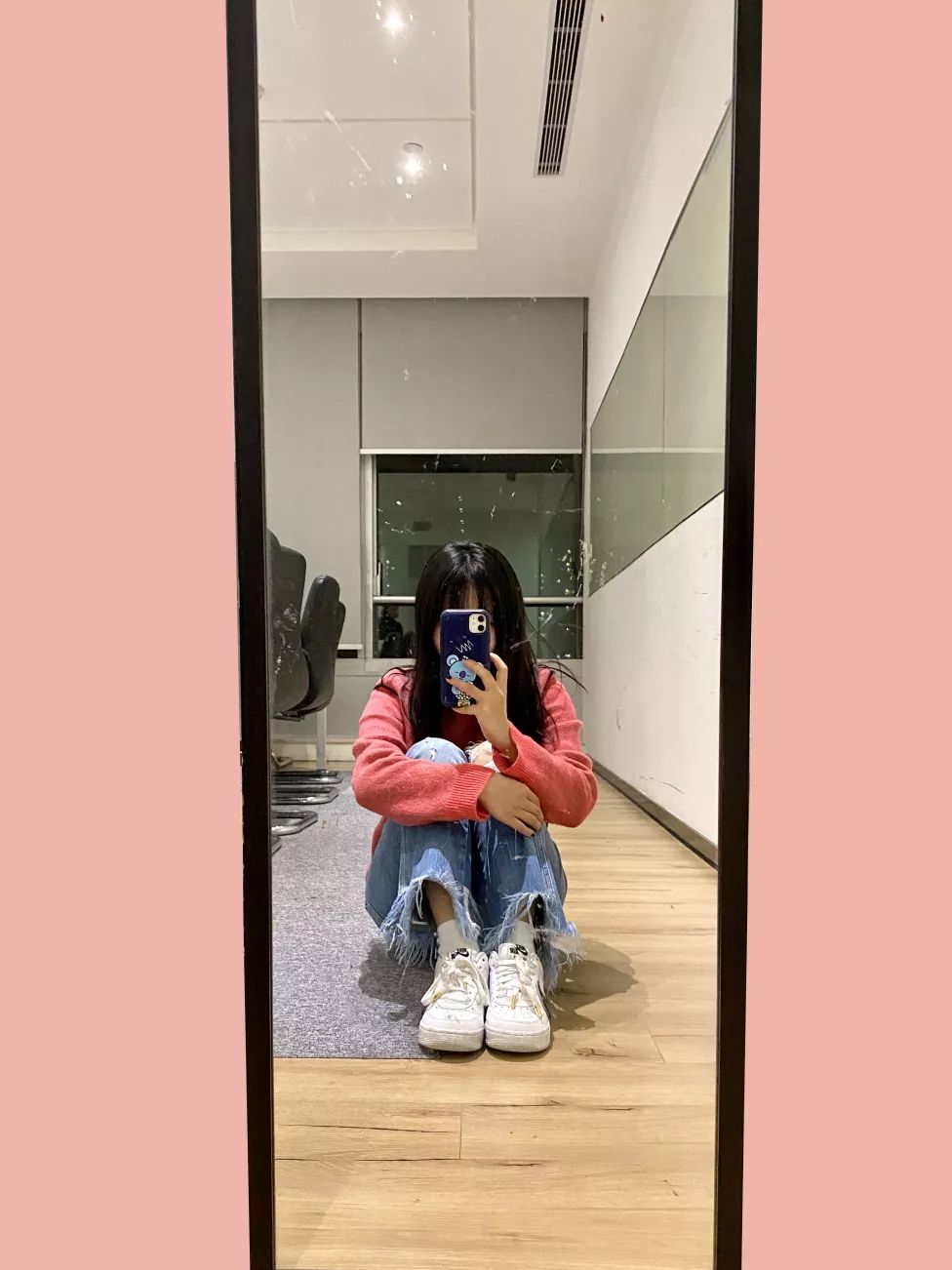 屈膝当然,不管你是坐在地上还是坐在椅子上,你都可以摆出"大佬"的姿势