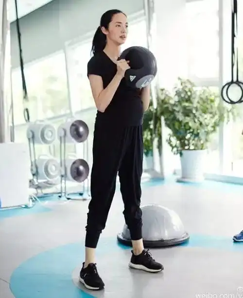 美女都是狠角色:怀孕6个月的姚晨举铁,平板支撑,逛街聚会粉碎了孕妇