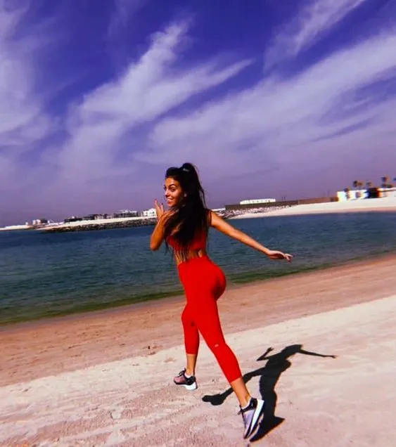 c罗女友乔治娜面朝大海晾衣服没忘秀出健身成果却遭多语言差评