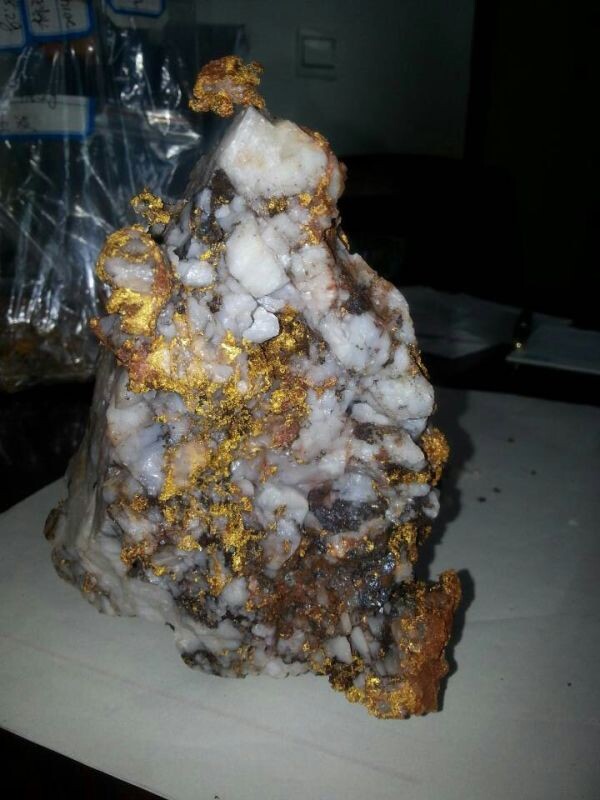 请问这块金矿石价值大概是多少?