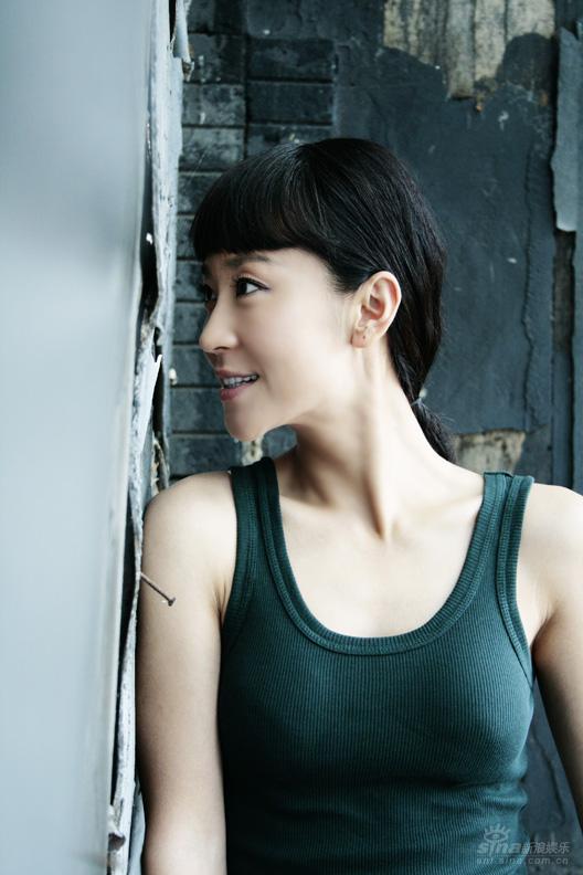 组图:苗圃素颜纪念盛夏 清爽出镜展现健康性感