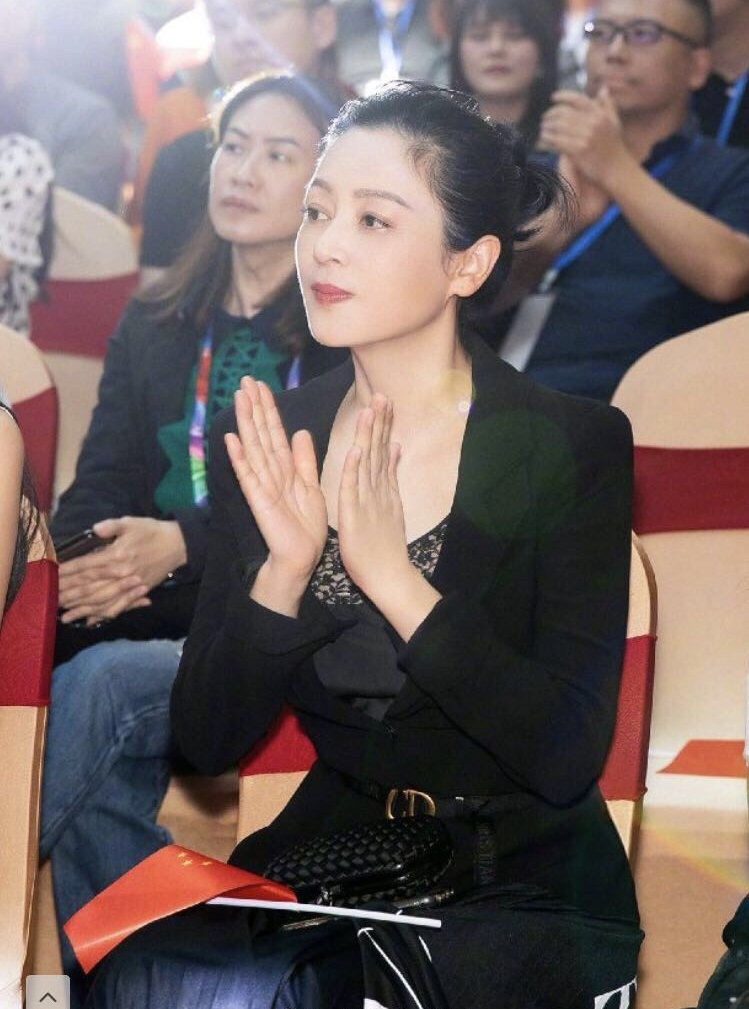 原创67岁陈凯歌罕见携妻走红毯陈红穿一字肩星空裙50岁气质太出众