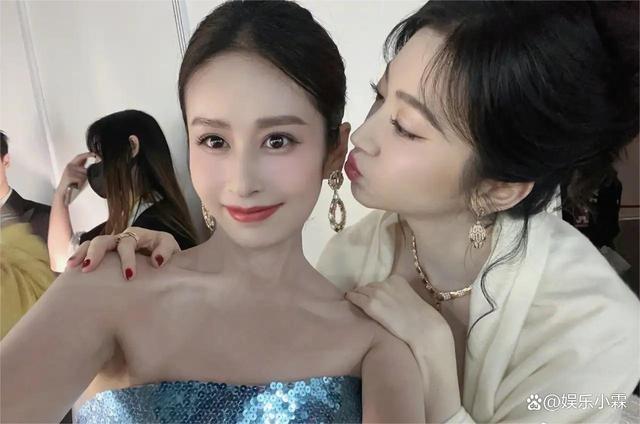 景甜,颖儿同框秀亲密,景甜化身女汉子,亲亲贴让颖儿娇羞