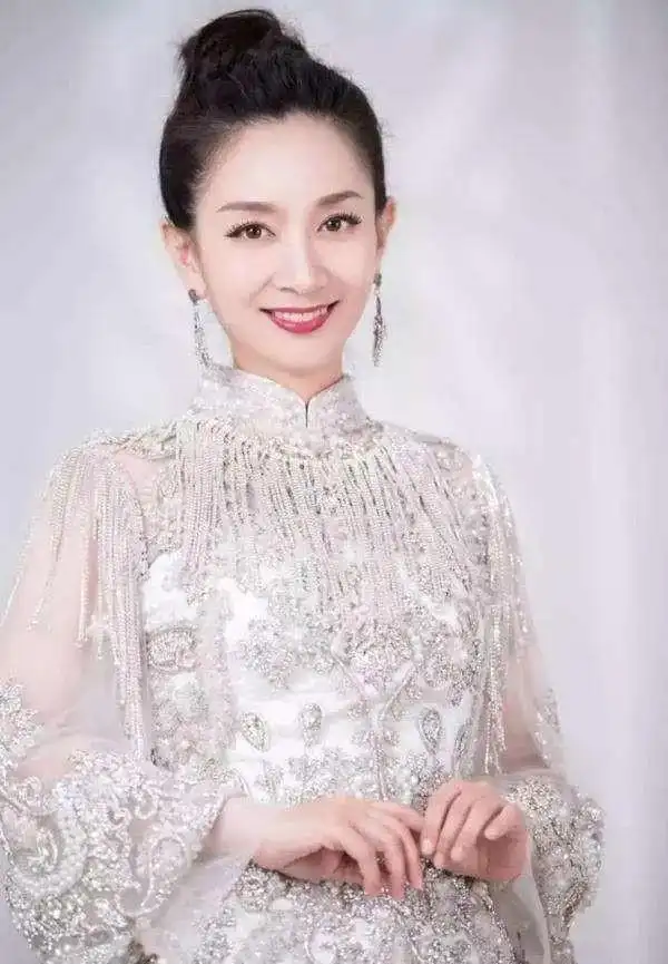 主持人王芳:怀孕8个月还在工作,她的婚姻真的幸福吗