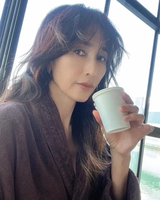 51岁工藤静香穿雾霾蓝纱裙典雅,逆光勾勒完美身姿,侧身薄如纸片_腾讯