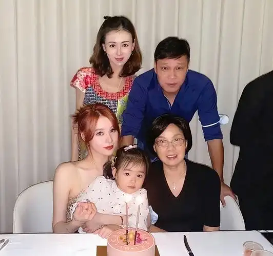 当年范志毅和原配妻子李倩在飞机上相识的,那时的范志毅是一名足球