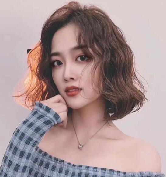 2021短发烫发发型,不显老的短发发型