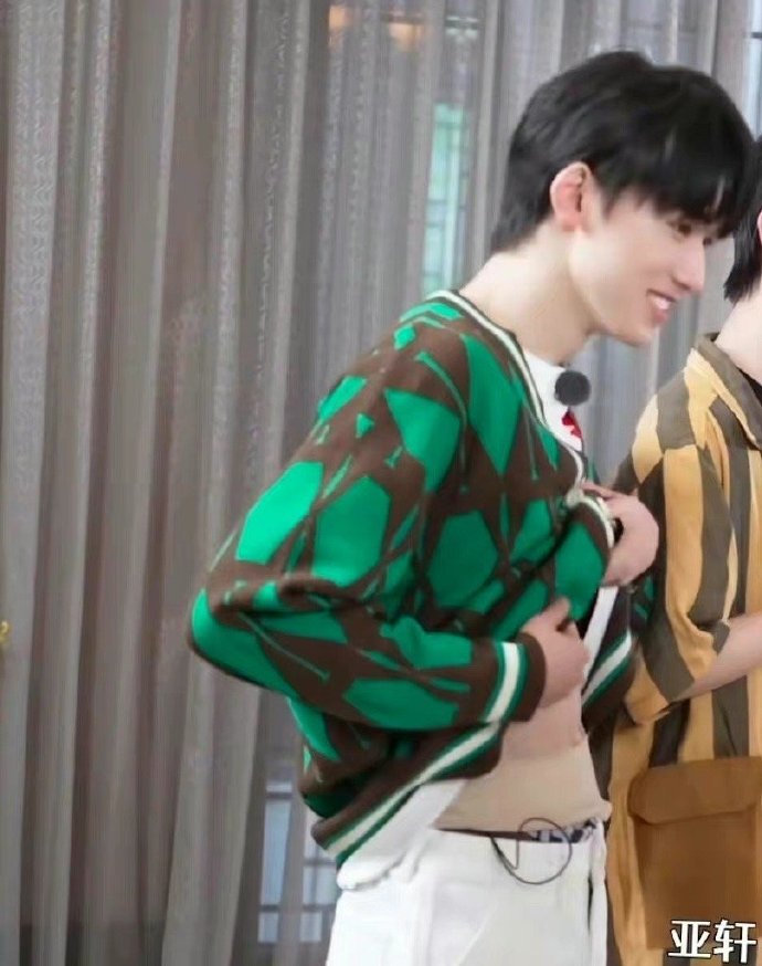 宋亚轩露腹肌了