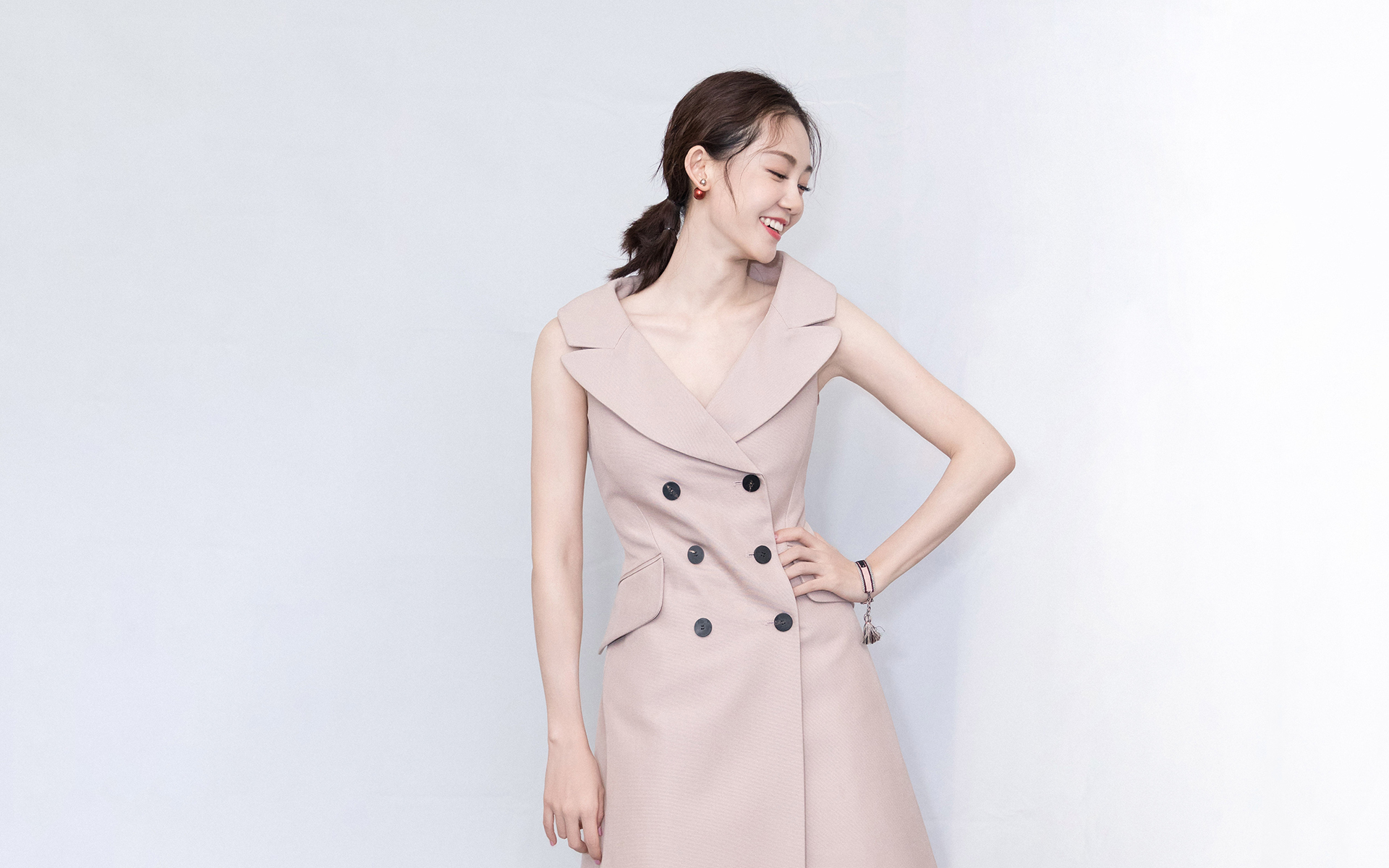 苗苗粉色甜美写真桌面壁纸