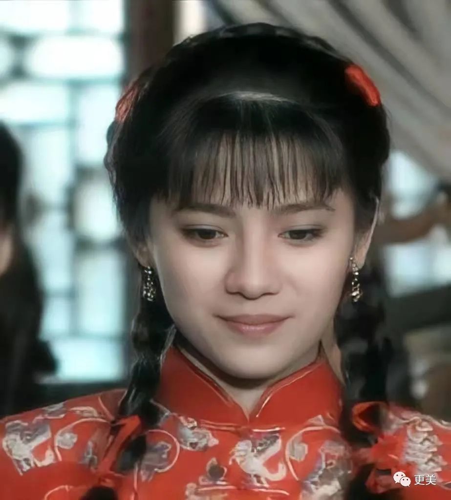 那时候,曾哲贞仅仅是在《婉君》中饰演了个配角宋兰萱,摇身一变成了红