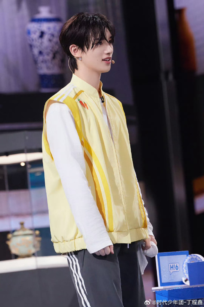 丁程鑫钻石玫瑰外套#太帅了吧!小丁 穿搭钻石玫瑰外套苏感满满!