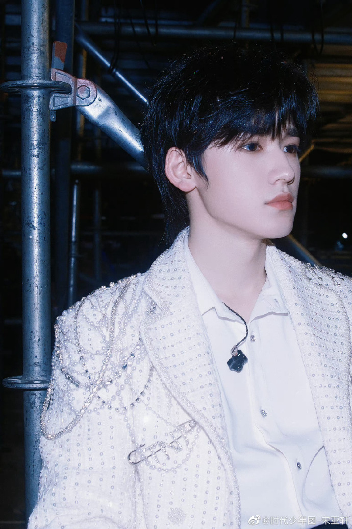 宋亚轩看粉丝抢票过程##宋亚轩说马上录唱歌视频