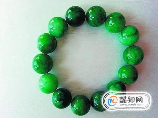 01如果想要辨别绿玛瑙的真假,首先可以去看它的颜色,如果颜色比较鲜艳
