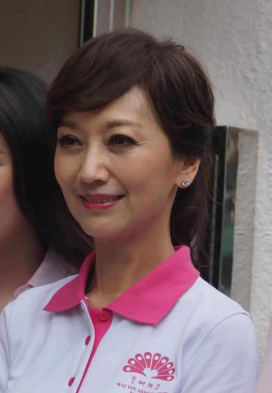 67岁赵雅芝离婚上热搜,前夫揭秘性丑闻:真实生活展现无遗