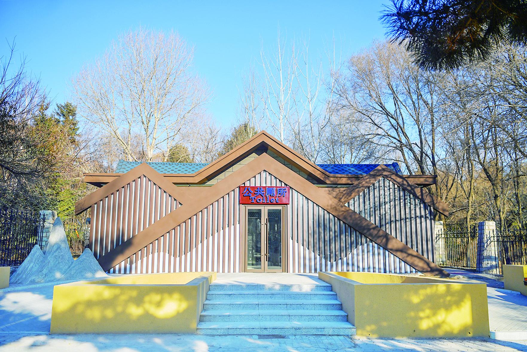 位于南湖大路与南湖新村中街交会处的公共厕所外观新颖别致. 张扬 摄