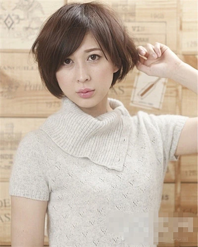 窄额头萌妹子示范 率真可爱短发造型