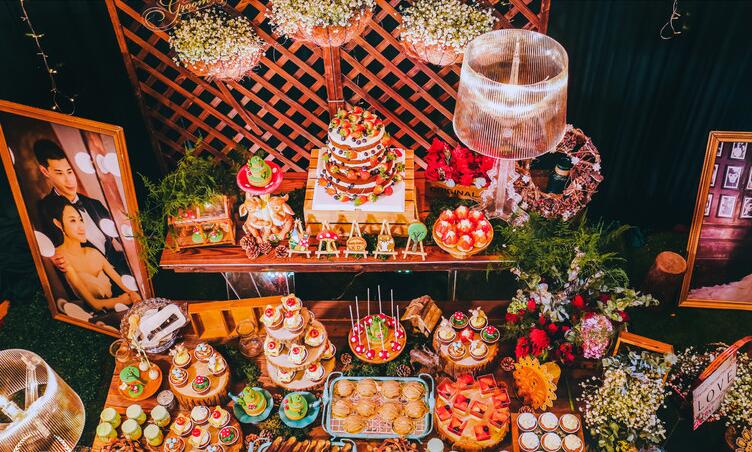 室内婚礼甜品区展示台给你最甜蜜的婚礼现场