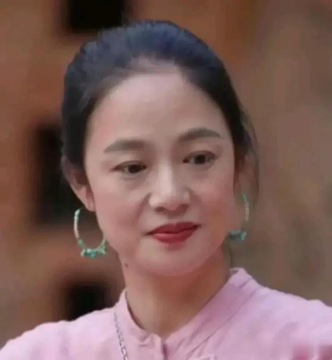 周韵是天生的熟女气质,也可以说御姐吧.