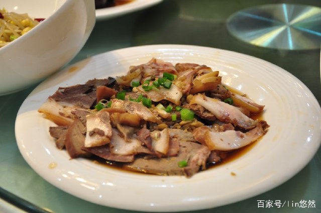 凉拌猪头肉,这也是老家过年几乎每家都吃的凉菜.