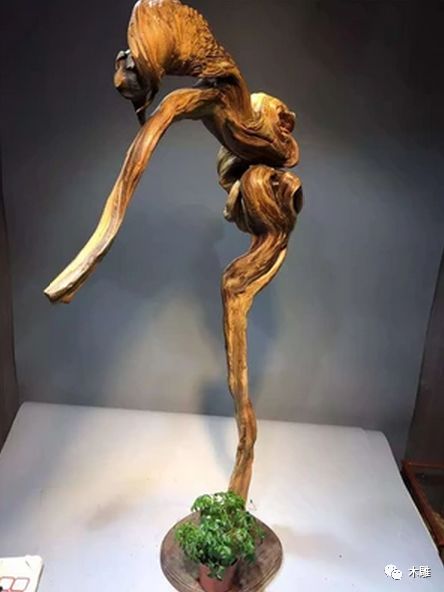 根雕花架本就是根雕艺术品,根雕都具有唯一性的特点.