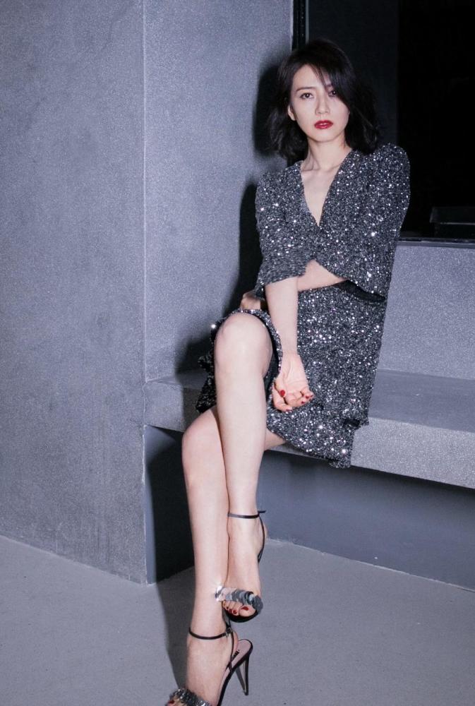 高圆圆获老公探班两人拉手像打太极恩爱惹人羡42岁依然甜美