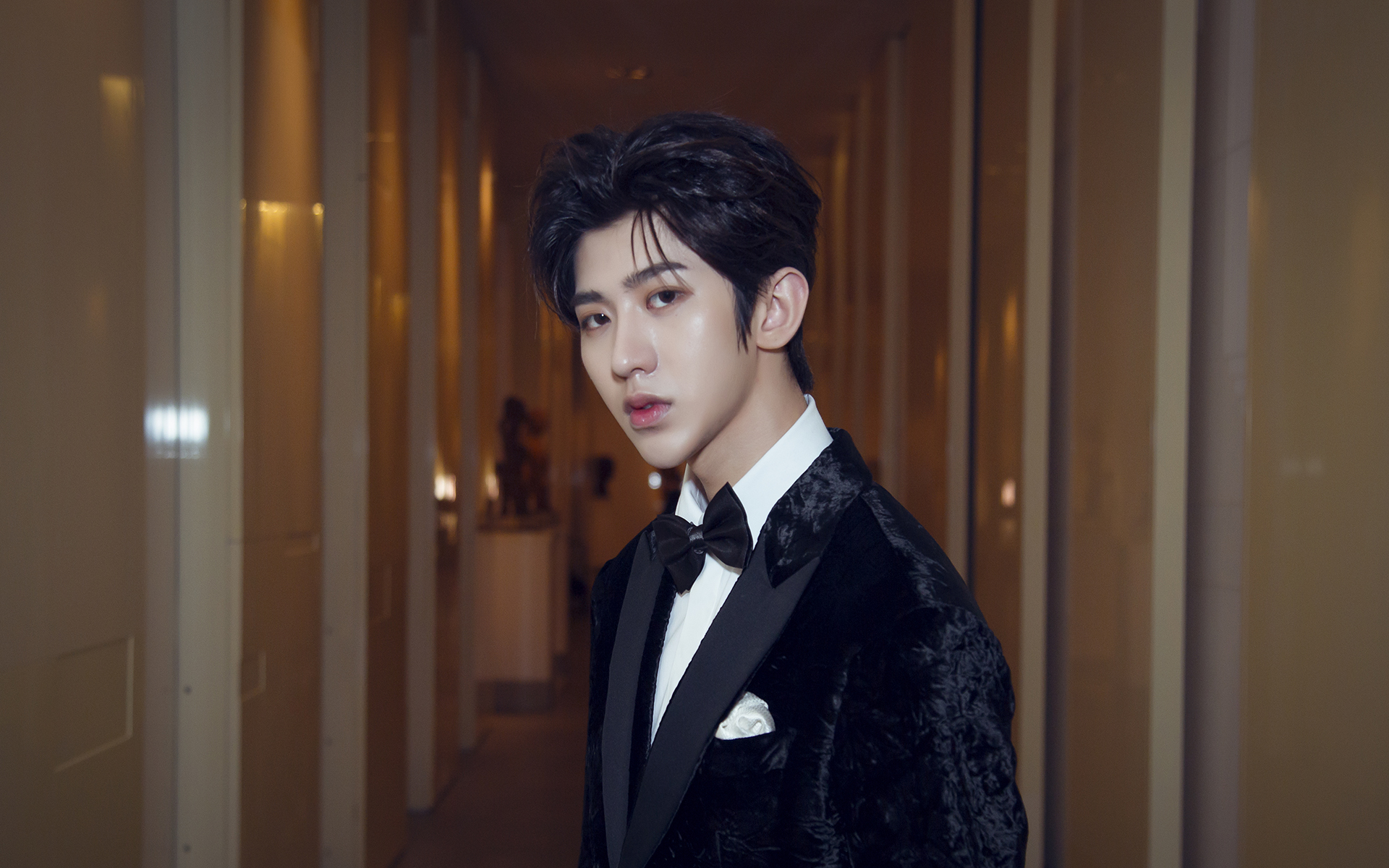 蔡徐坤西装帅气高清图片桌面壁纸