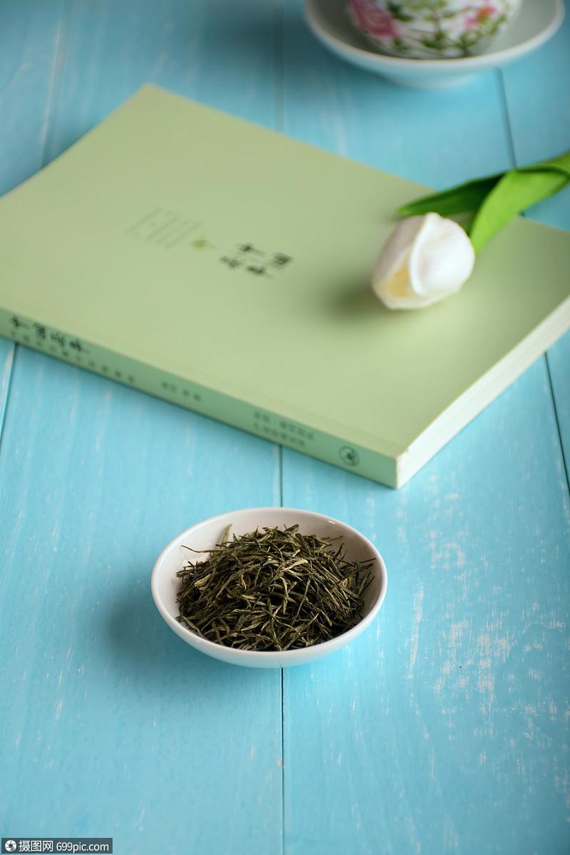 在桌子上的茶与书