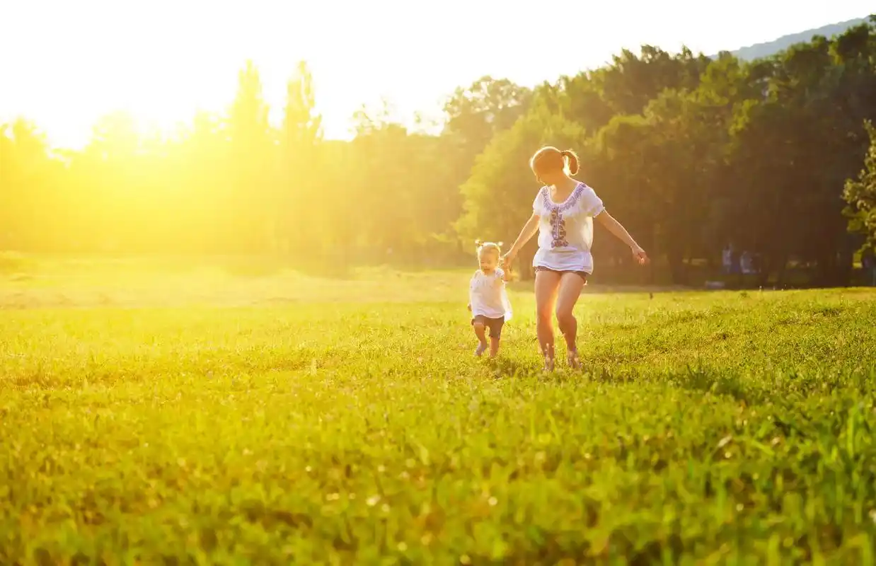 幸福的家庭在性质上走在夏天母亲和孩子在字段上运行幸福童年孩子幸福