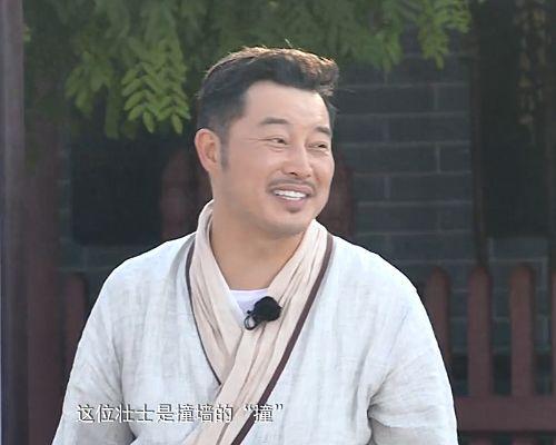 《奔跑吧》沙溢从滚轮上摔下,郑凯反应很真实,关系好坏一目了然