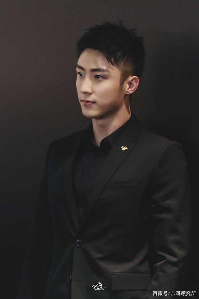 黄景瑜最新寸头造型完美诠释行走的荷尔蒙