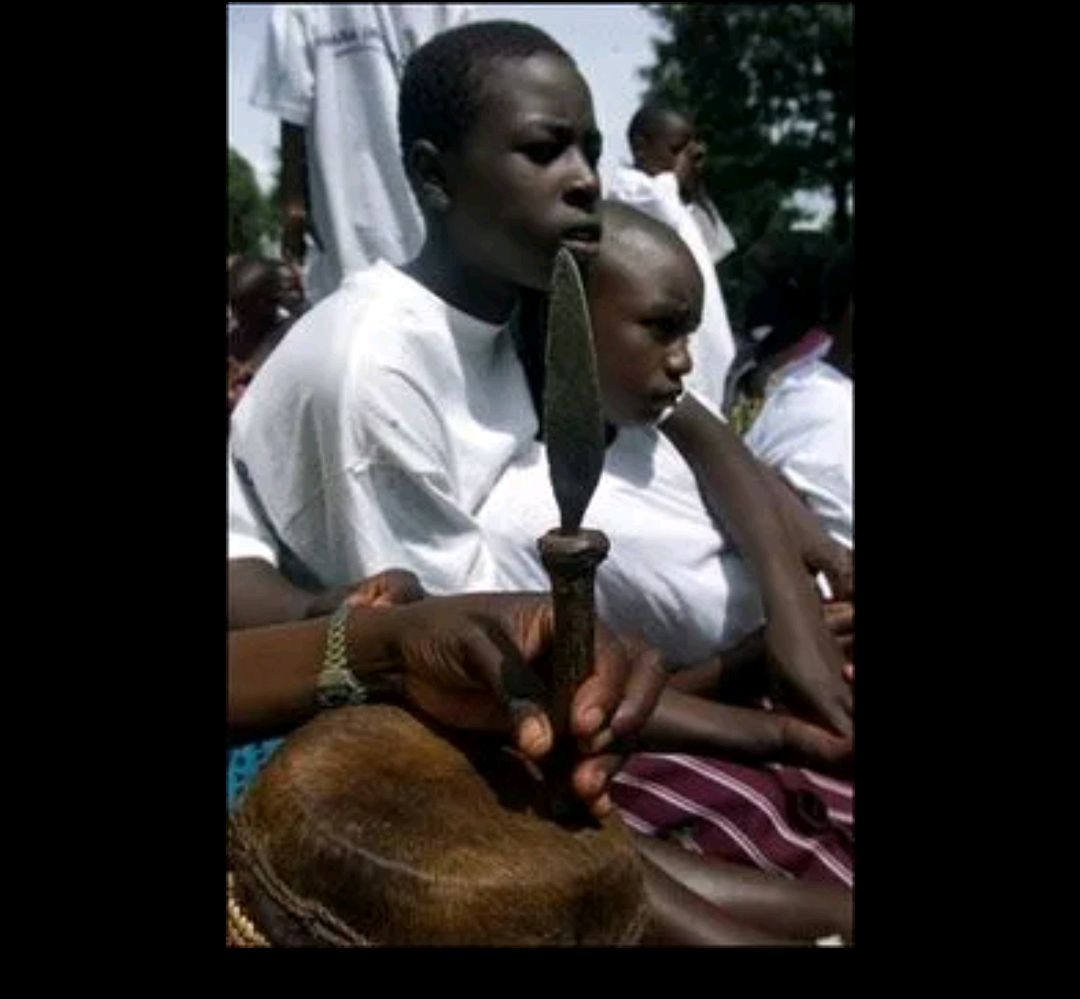 以表示女孩的贞洁比起我国古代的裹小脚,非洲部落的割礼简直是要女人