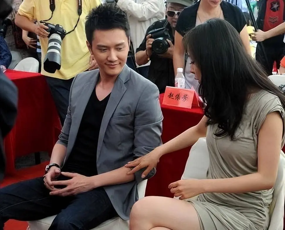 杨幂穿礼服太大胆,李现雷佳音只能目不斜视!