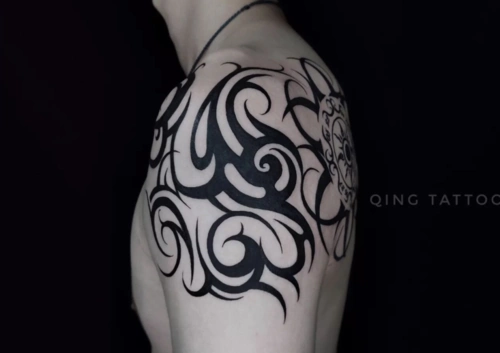 肩部图腾纹身男2
