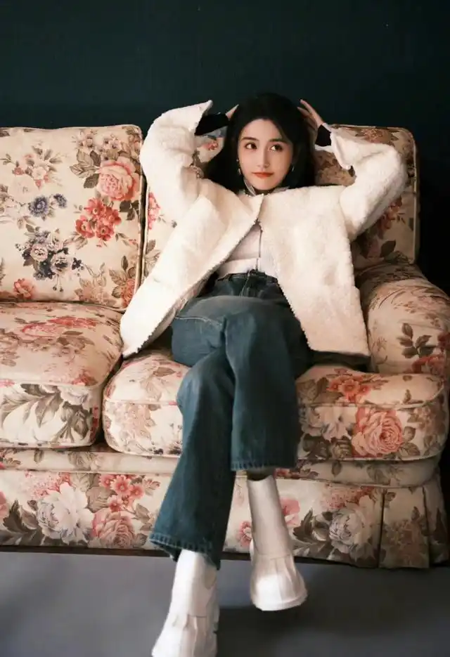 22岁蒋依依晒照白色小香风外套搭牛仔裤时尚甜美元气十足