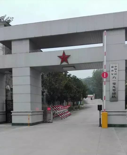 首先映入眼帘的是气派的营区大门.