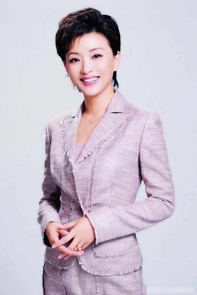 52岁杨澜近照曝光,穿蓝色裙子显优雅,活成了众人羡慕的模样