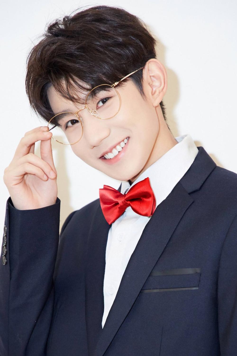 王源这新造型不错,戴上金框眼镜的样子好萌!