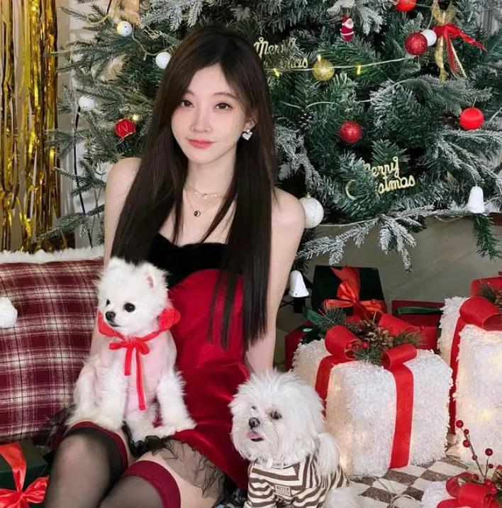 冯提莫越来越开放了,黑色丝袜搭配露肩连衣裙尽显少妇风韵!