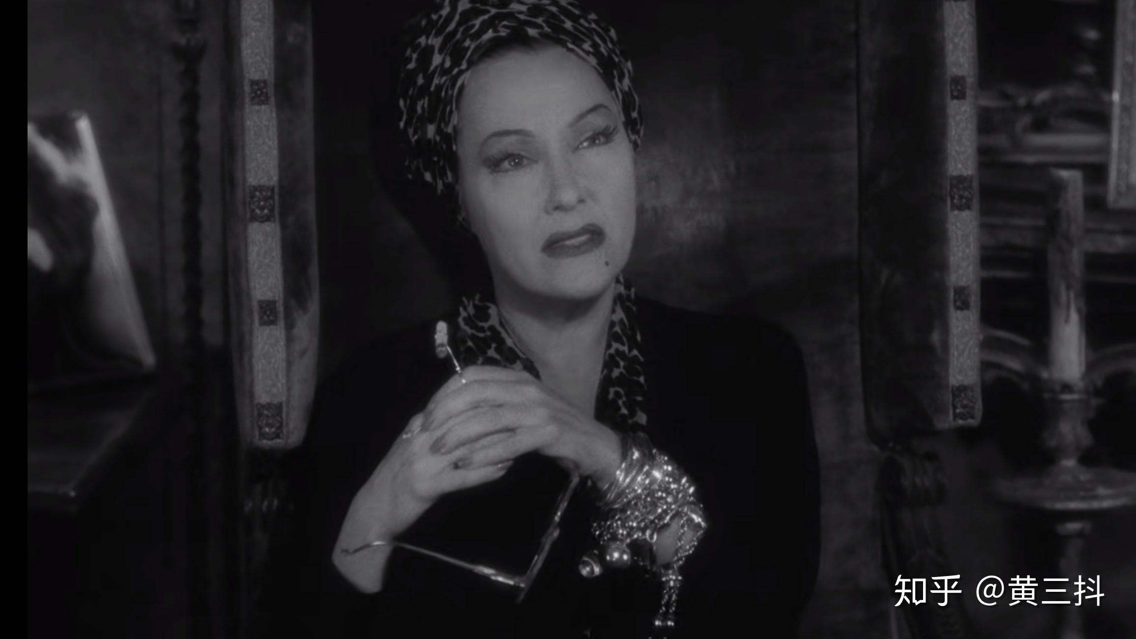 电影师父里宋佳抽烟时戴在手指上的那个小架子是什么东西