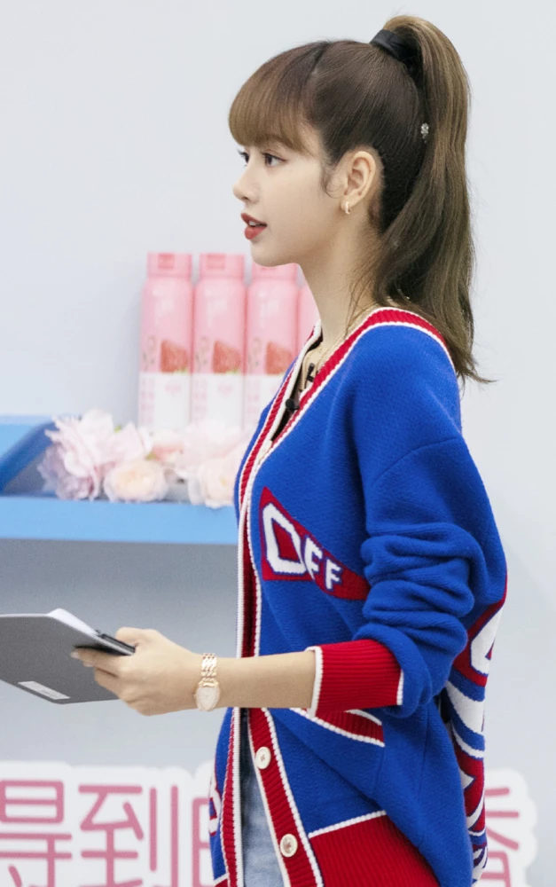 lisa亲自示范春季穿搭乍一眼觉得普通可侧身时却美爆