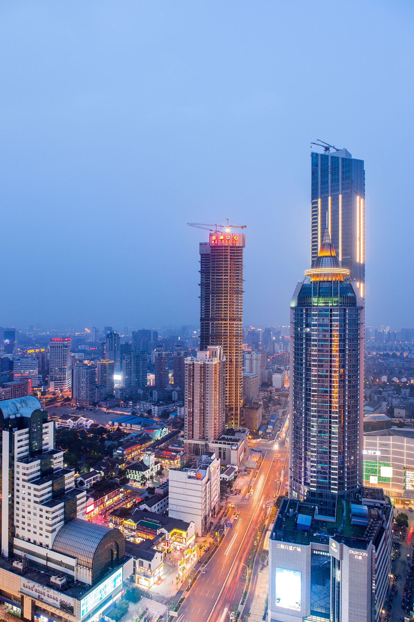 无锡南长街是历史悠久的古街,位于无锡市梁溪区,是无锡市的地标性景点