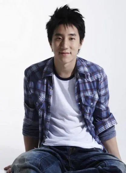 2014年8月14日,柯震东与房祖名等人因在北京朝阳区吸毒(被抓时,房祖名