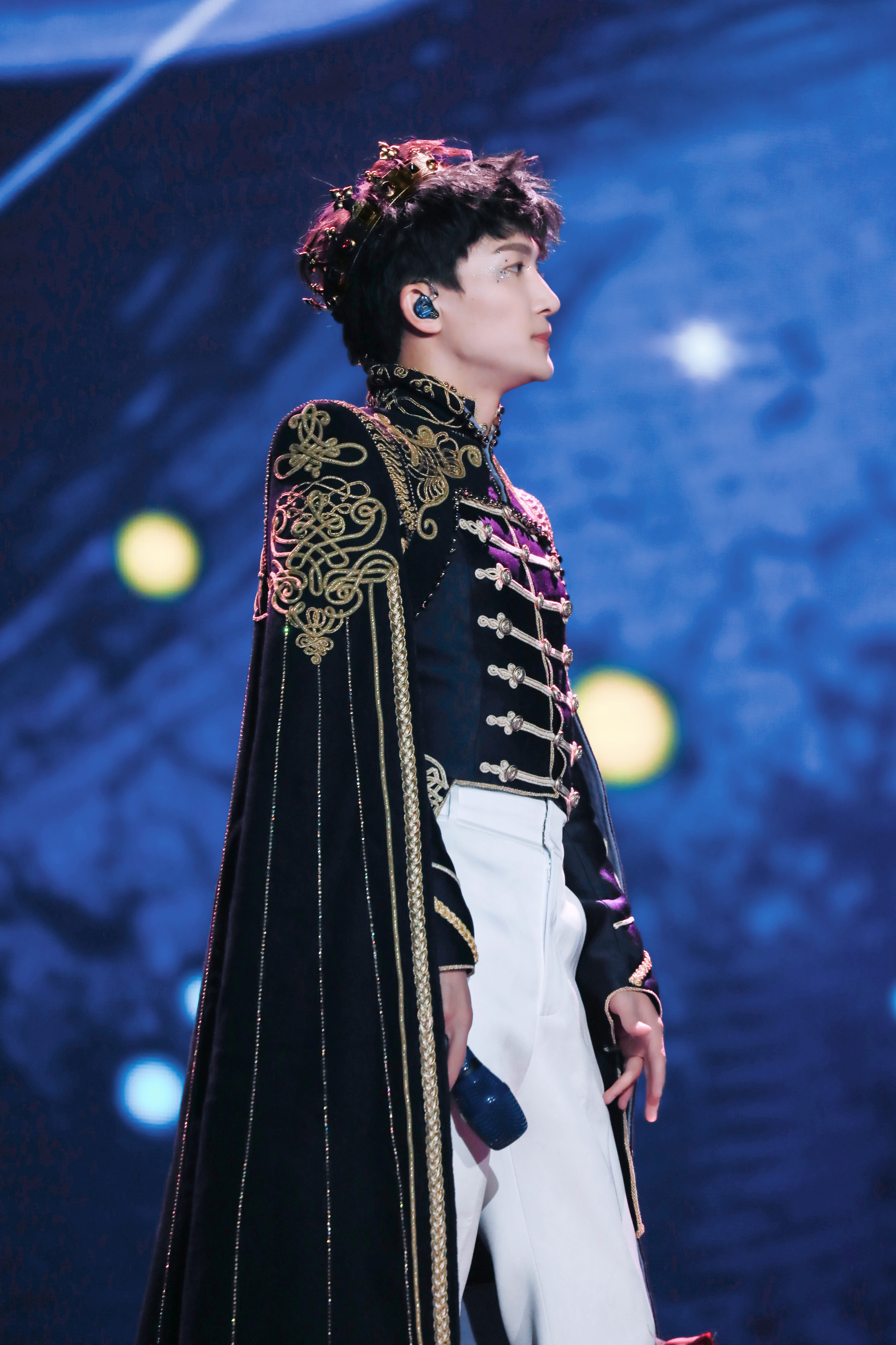 p>周深,1992年9月29日出生于湖南邵阳,长于贵州贵阳,中国内地男歌手