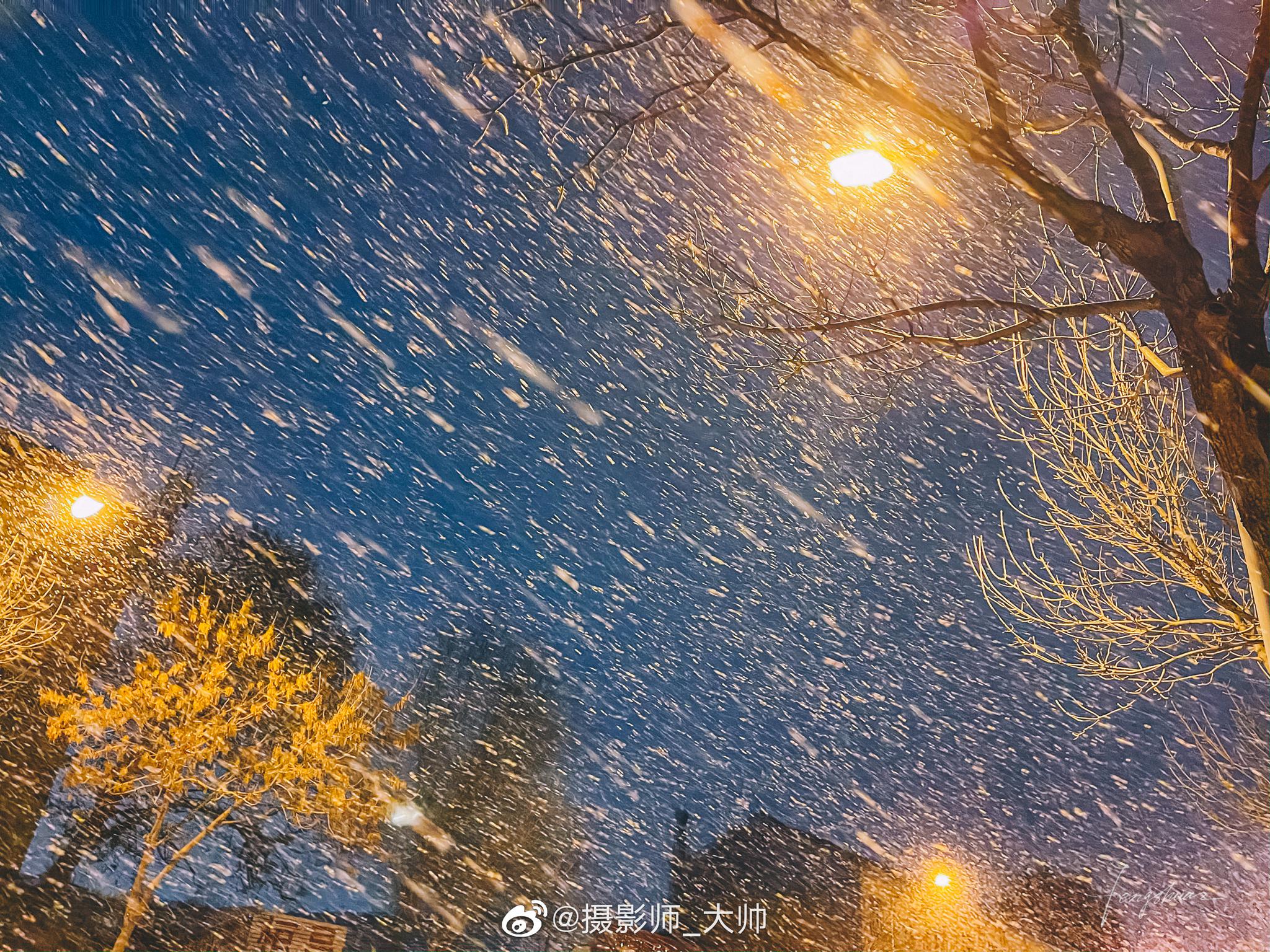 随手拍路灯下的大雪纷飞shotoniphone12promax
