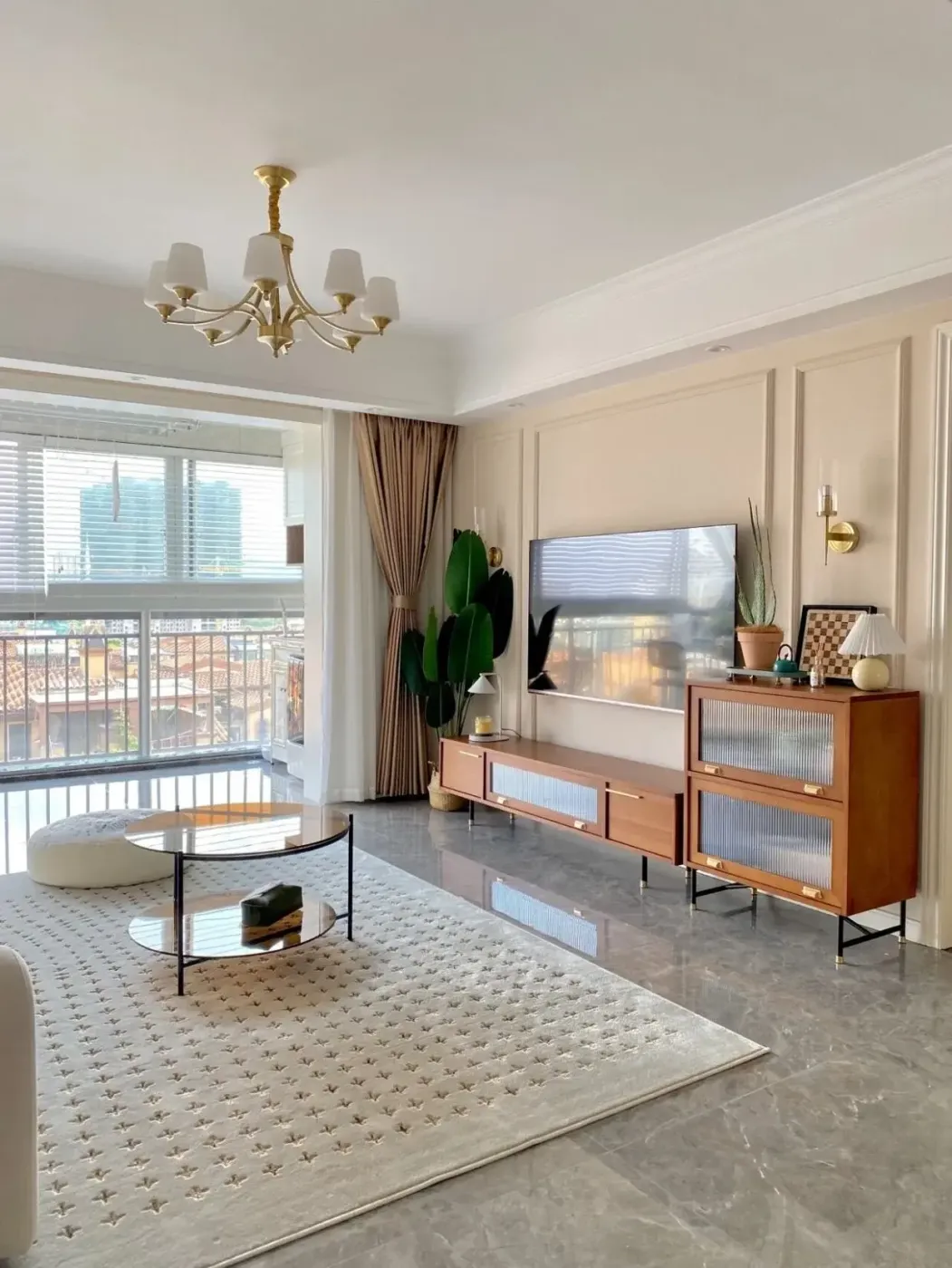 整个客厅空间以线条灵活贯穿于电视墙和沙发背景墙,搭配奶咖的乳胶漆