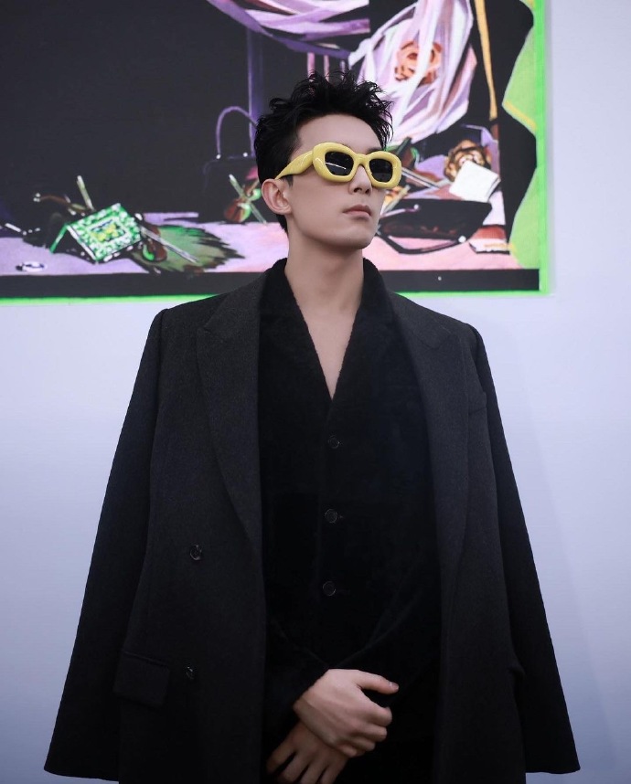 吴磊巴黎时装周#wl#loewe品牌代言人吴磊#    @吴磊leo更新ins一则