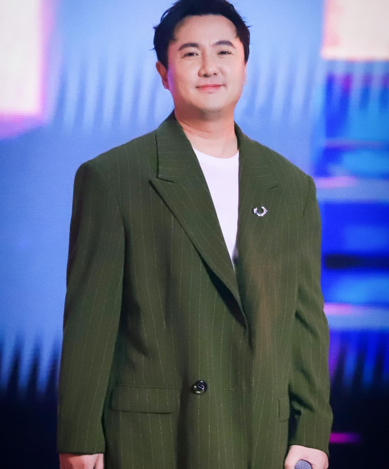 面对大众的夸奖与质疑,沈腾发动态回应称:"这张照片老吴p没p过或p没p